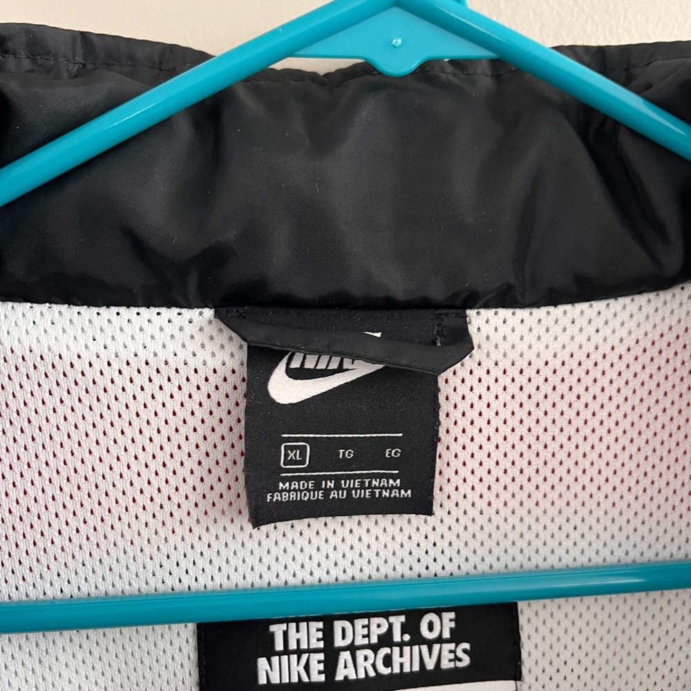 Nike Men’s Black, White & Red Windbreaker Jacket - Picture 3 of 6